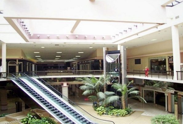 El mismo centro comercial de la imagen de arriba, cuando aún estaba en uso. labelscar.com