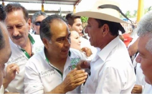 Elí Camacho Goicochea (derecha) y el gobernador Héctor Astudillo.