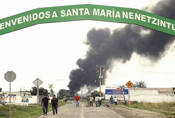Una toma clandestina produjo un incendio en ductos de Pemex ayer en Santa María Nenetzintla, prácticamente a un costado de la autopista Puebla-Orizaba.