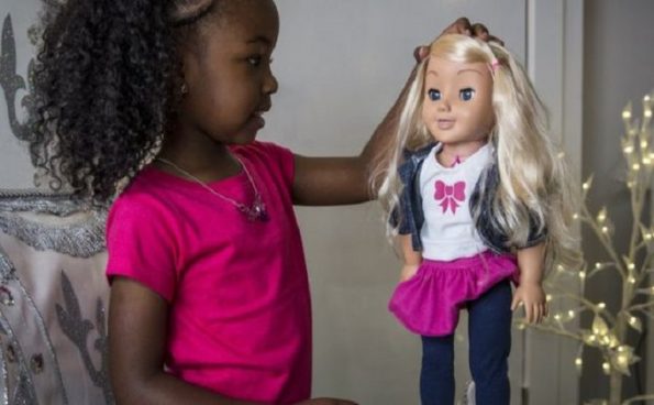 GENESIS TOYS La muñeca interactiva Cayla es uno de los juguetes a los que acusaron recientemente de espiar a los niños.