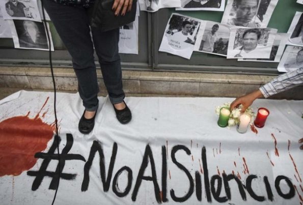 # No al Silencio protesta de periodistas frente a la FEADLE. 15/06/17 Foto: Germán Canseco.