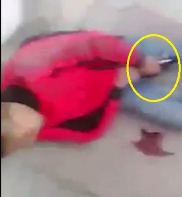 Uno de los jóvenes heridos de bala aún con el arma en la mano/Captura de pantalla