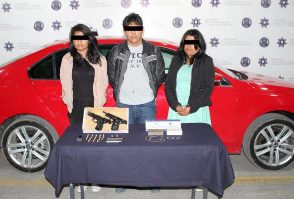 Detienen a dos mujeres y un hombre por portación ilegal de arma de ...