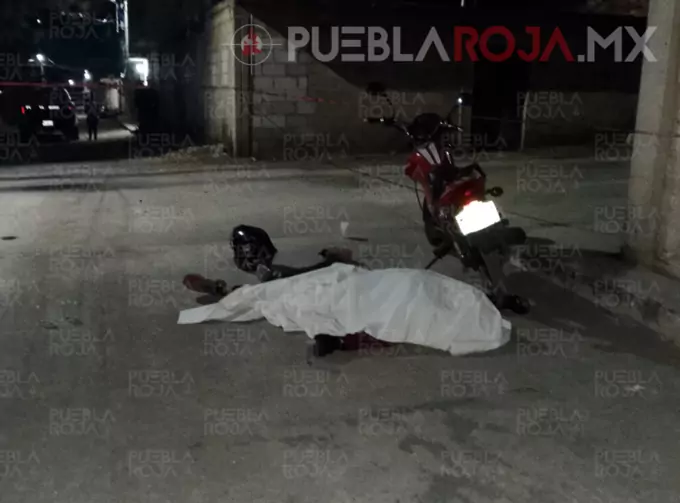 Ejecutan a balazos a motociclista en Moyotzingo; dejan su cuerpo en la calle