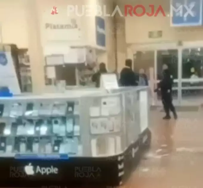 Comando en motos asalta Walmart de Ciudad Judicial; arrasan con telefonía