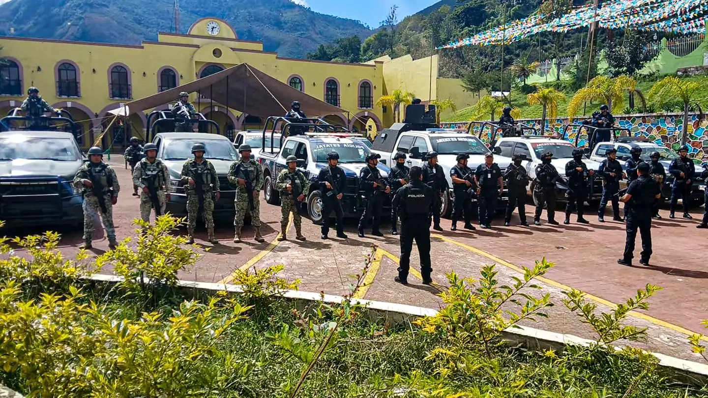 SSP y SEDENA refuerzan la vigilancia con 50 elementos policiacos en el municipio de Eloxochitlán