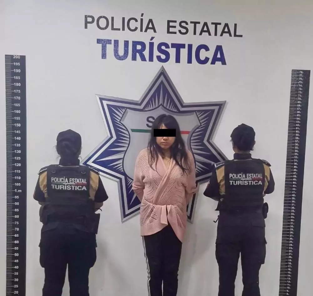 Detienen a Jazmín N., por robar ropa de una tienda departamental en el Centro Histórico