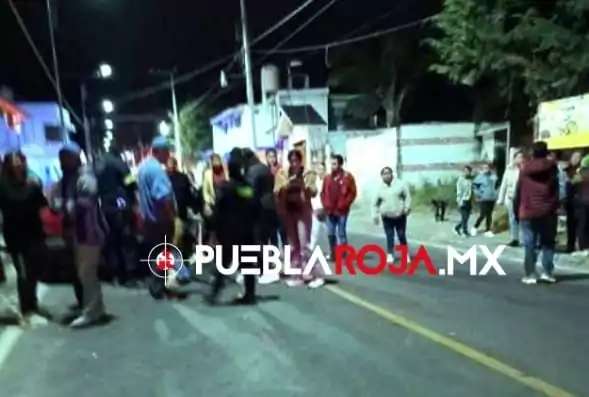 Ejecutan a dos hombres en Huejotzingo; quedan tendidos en la calle junto a una camioneta