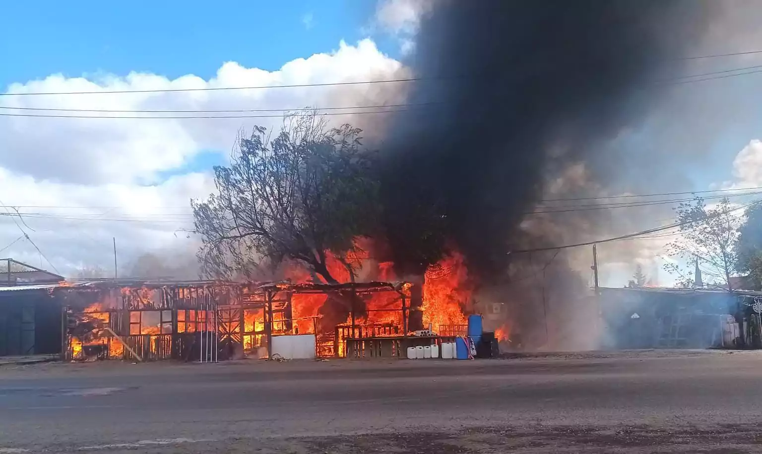 PC y Bomberos de San Martín Texmelucan atienden con éxito incendio en bodega de madera; no hay heridos