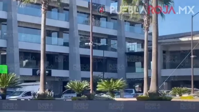 Mujer muere tras lanzarse de cuarto piso en plaza de San Andrés Cholula