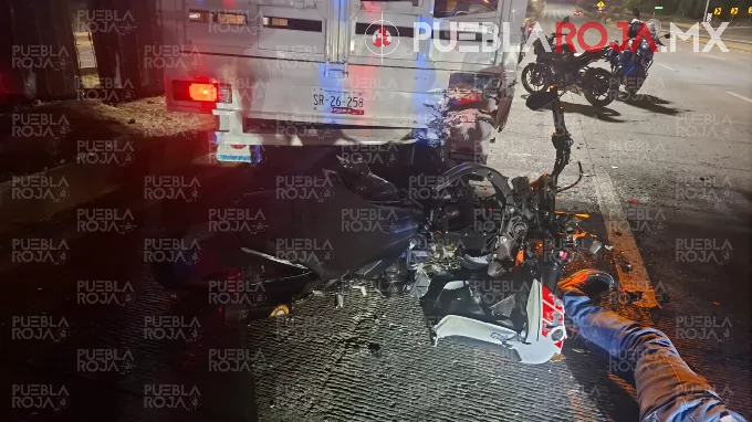 Muere motociclista al estrellarse contra camioneta estática en la Vía Atlixcáyotl