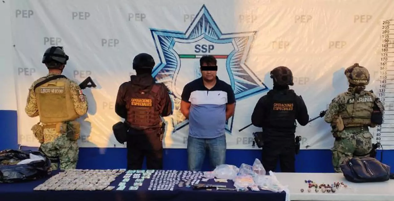 Detienen a Samuel N., con medicamentos controlados, marihuana y arma de fuego en Acajete