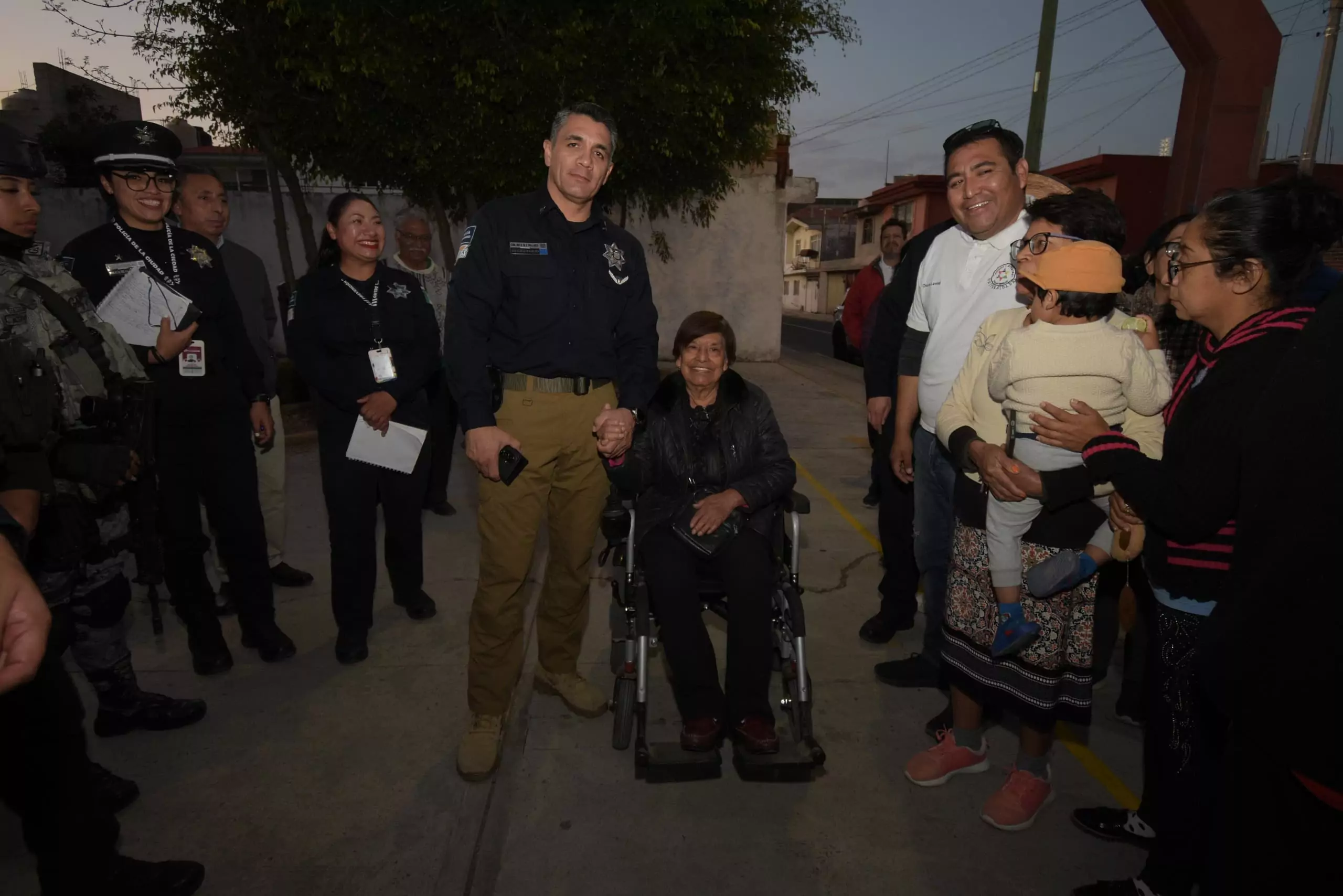 Félix Pallares recorre calles de la colonia Universidades para reforzar la seguridad en la zona