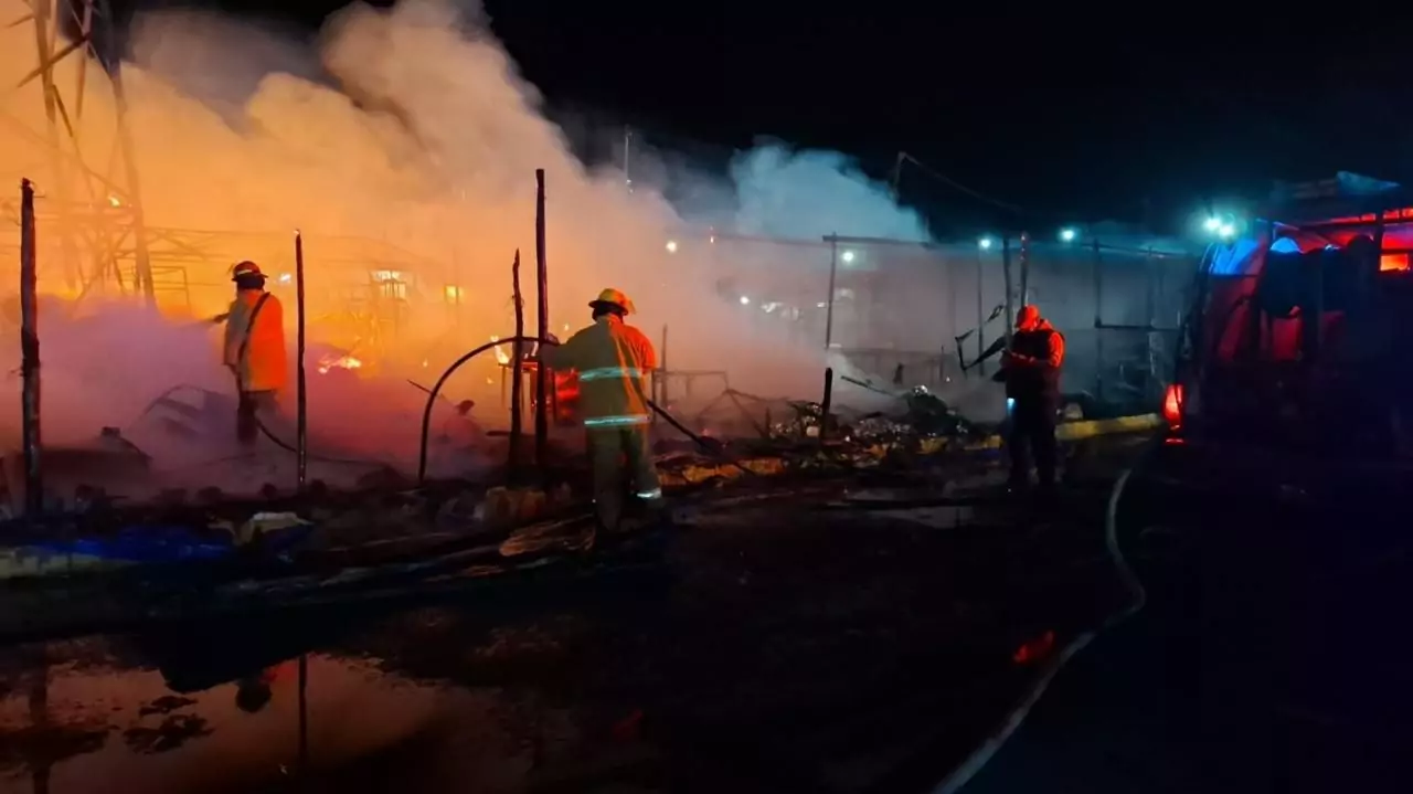 No hay lesionados ni perdidas humanas en el incendio de la Central de Abastos de Huixcolotla