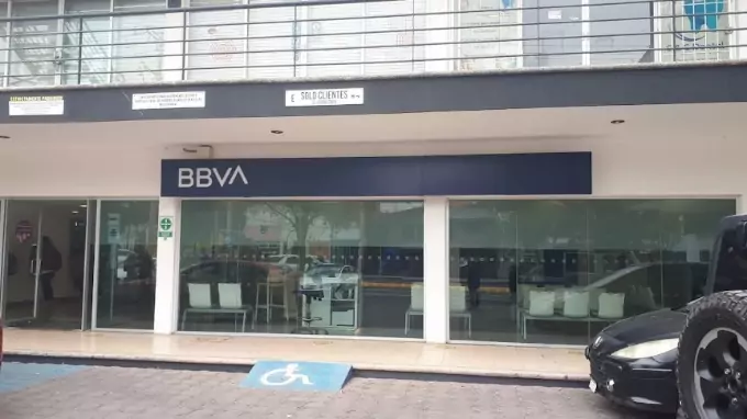 Cae presunto asaltante tras robo a cuentahabiente en BBVA de Plaza Crystal
