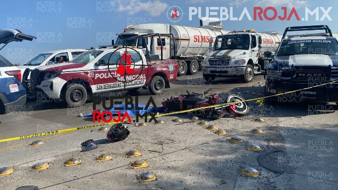 Mujer muere arrollada por tráiler en el Periférico: motociclista perdió el control en las boyas
