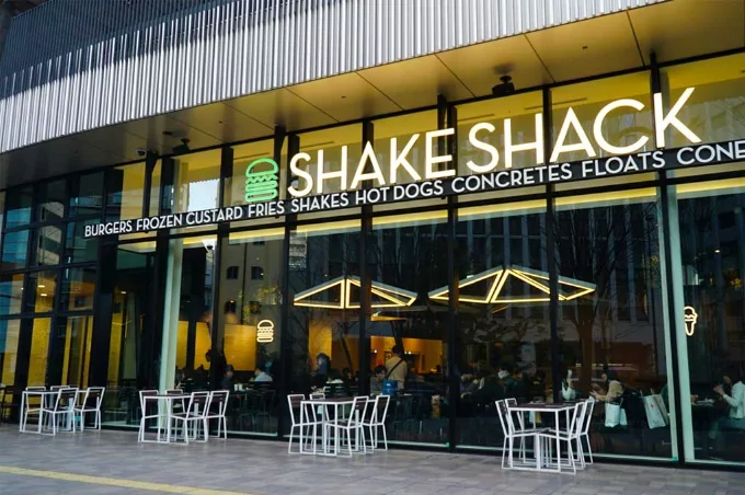 Asaltan Shake Shack de Vía Atlixcáyotl: ladrón disfrazado de empleado se lleva 15 mp