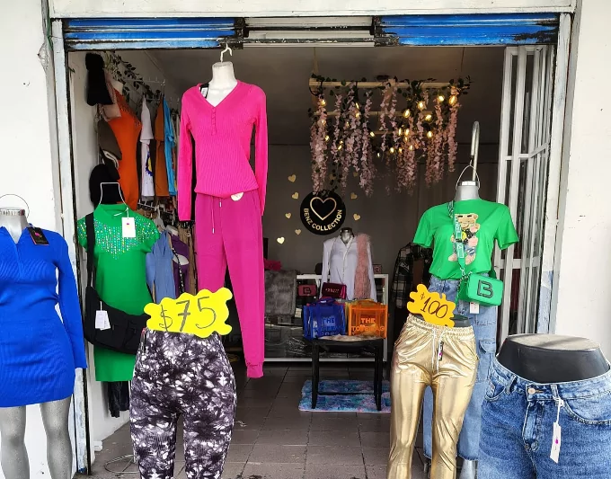 Asaltan boutique en Totimehuacán; encañonan y amarran a la encargada