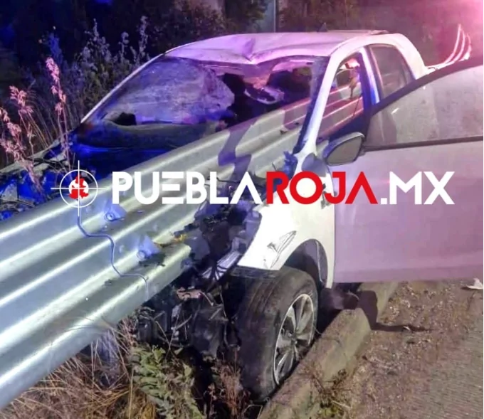 Auto se incrustó en barra metálica del Periférico: el conductor murió