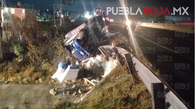 Tráiler se vuelca en la México–Puebla y deja conductor lesionado; autopista fue cerrada