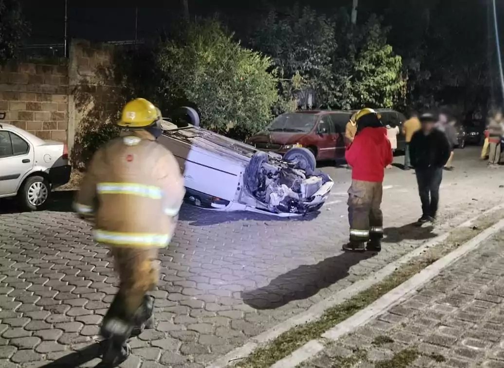 PC de San Pedro Cholula brinda apoyo en dos accidentes vehiculares en San Juan Tlautla y Santiago Momoxpan