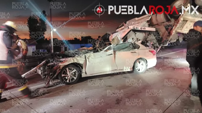 Tráiler vuelca y aplasta auto compacto en Arco Norte el conductor murió