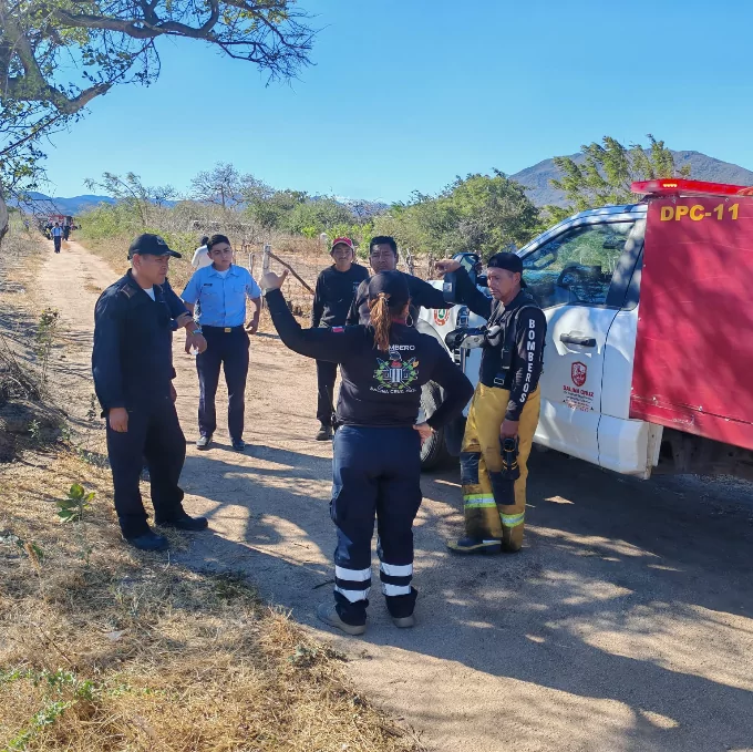Marina brinda apoyo para combatir un incendio en inmediaciones de Salina Cruz, Oaxaca