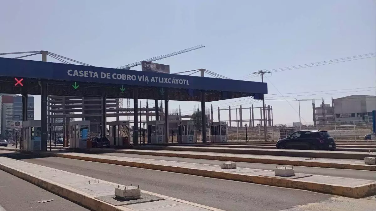 Hombres armados someten a empleados y roban dinero de la caseta en la Vía Atlixcáyotl