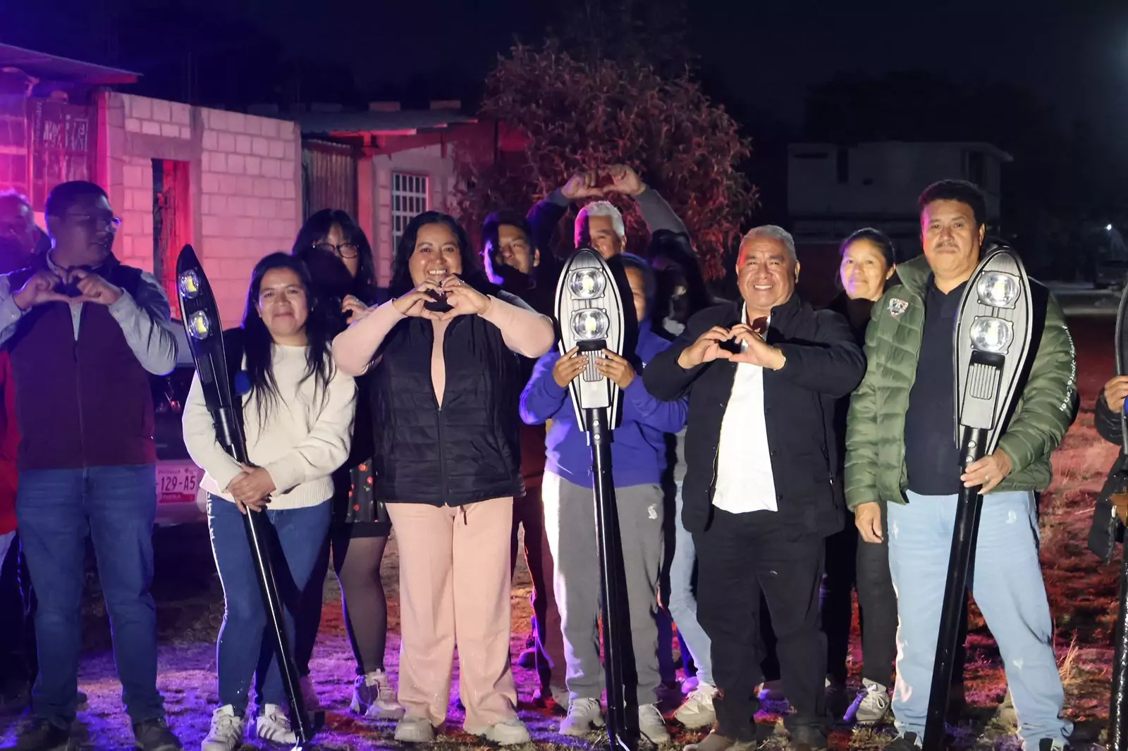 Severiano de la Rosa encabeza instalación de alumbrado público en colonias de Amozoc