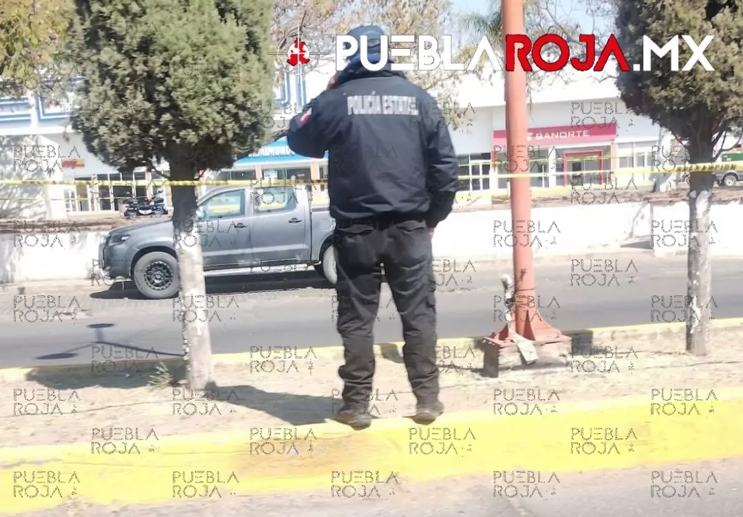 Abandonan camioneta con presunto cuerpo sin vida frente a la Presidencia de San Martín Texmelucan