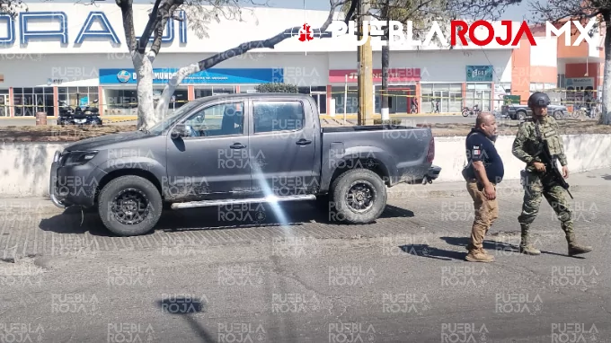 Abandonan cadáver desmembrado en Hilux frente a Plaza Crystal en Texmelucan