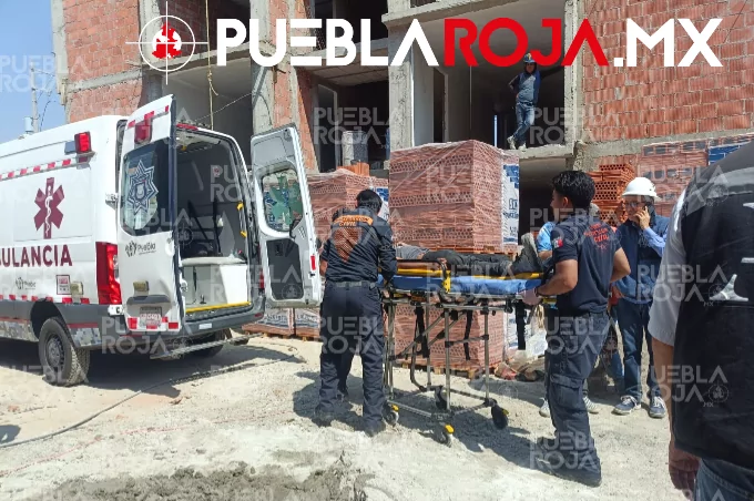 Adolescente cae de cuarto piso en obra de construcción; es llevado grave al hospital