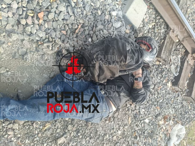 Motociclista intenta ganarle el paso al tren y queda gravemente herido en Puebla