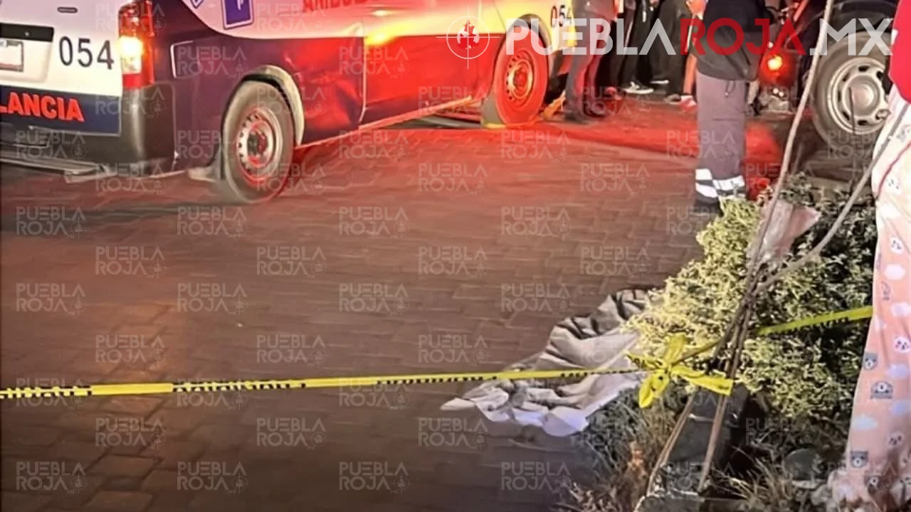 Asesinan a hombre en plena calle en Los Reyes de Juárez; su pareja queda herida
