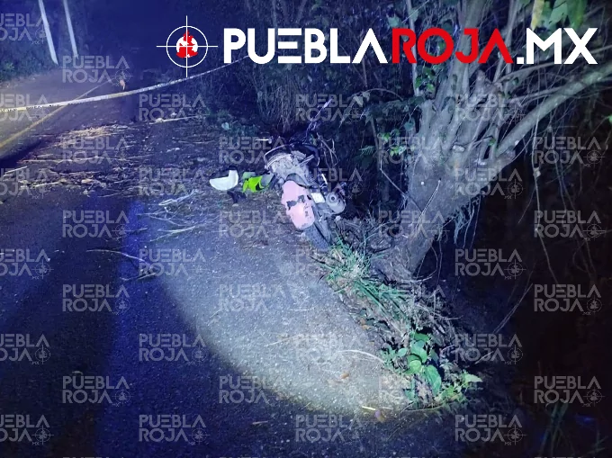 Joven repartidor de pizzas muere al derrapar en carretera de Zihuateutla