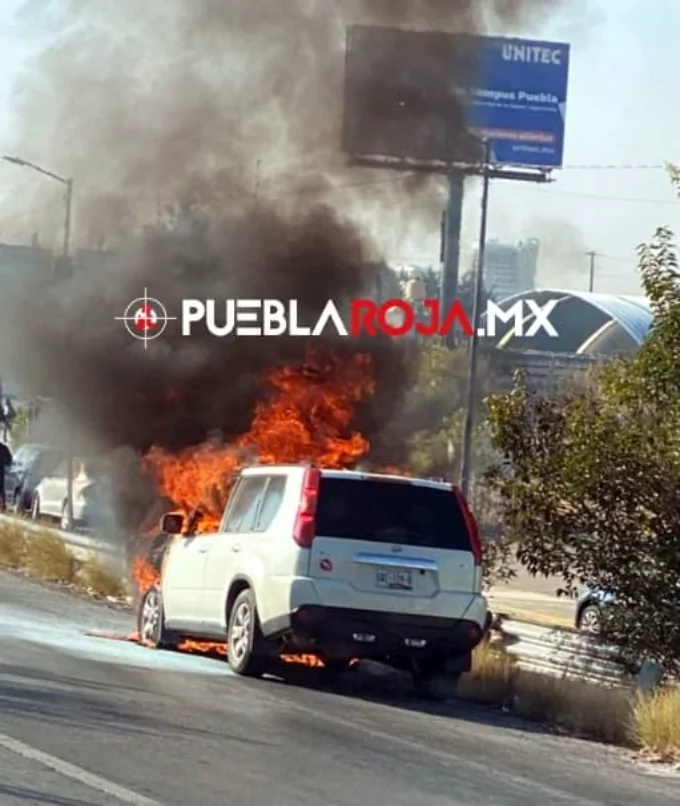 Se incendia camioneta en Periférico Ecológico y provoca fuerte movilización de bomberos