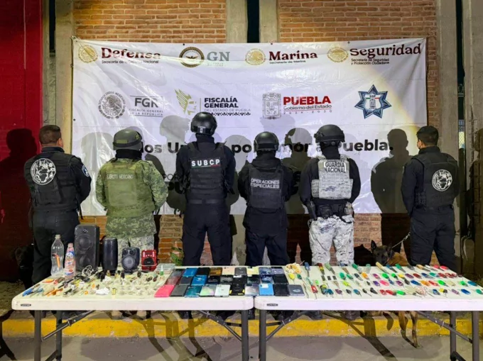 Reubican a 15 reos del penal de Puebla a Tepexi en operativo de seguridad