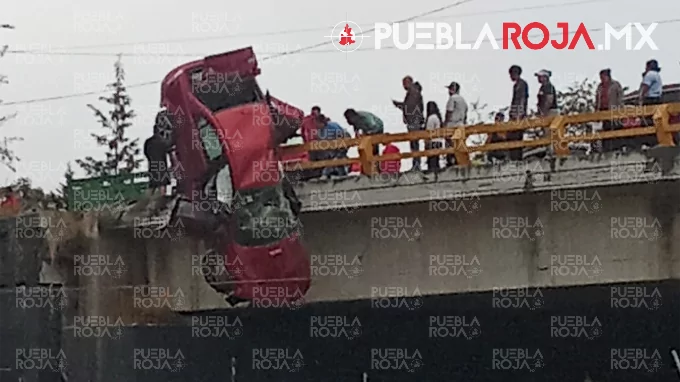Auto queda colgando en Periférico; muere mujer tras brutal choque en San Pedro Cholula