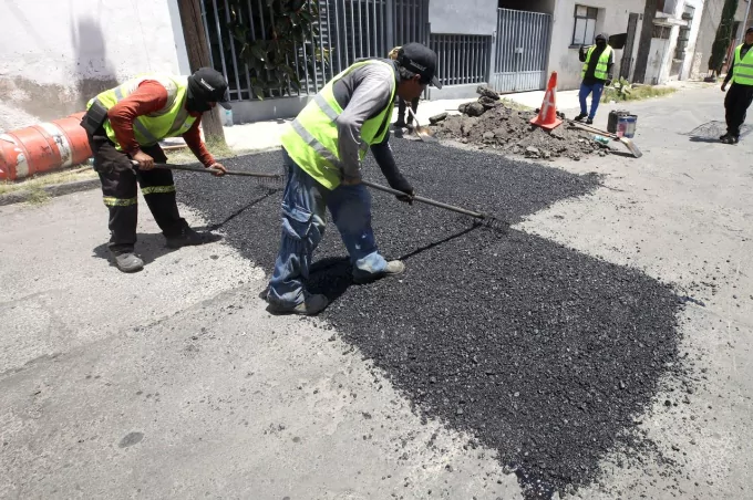 Intensifica Gobierno de Pepe Chedraui trabajos de bacheo en el Barrio El Refugio