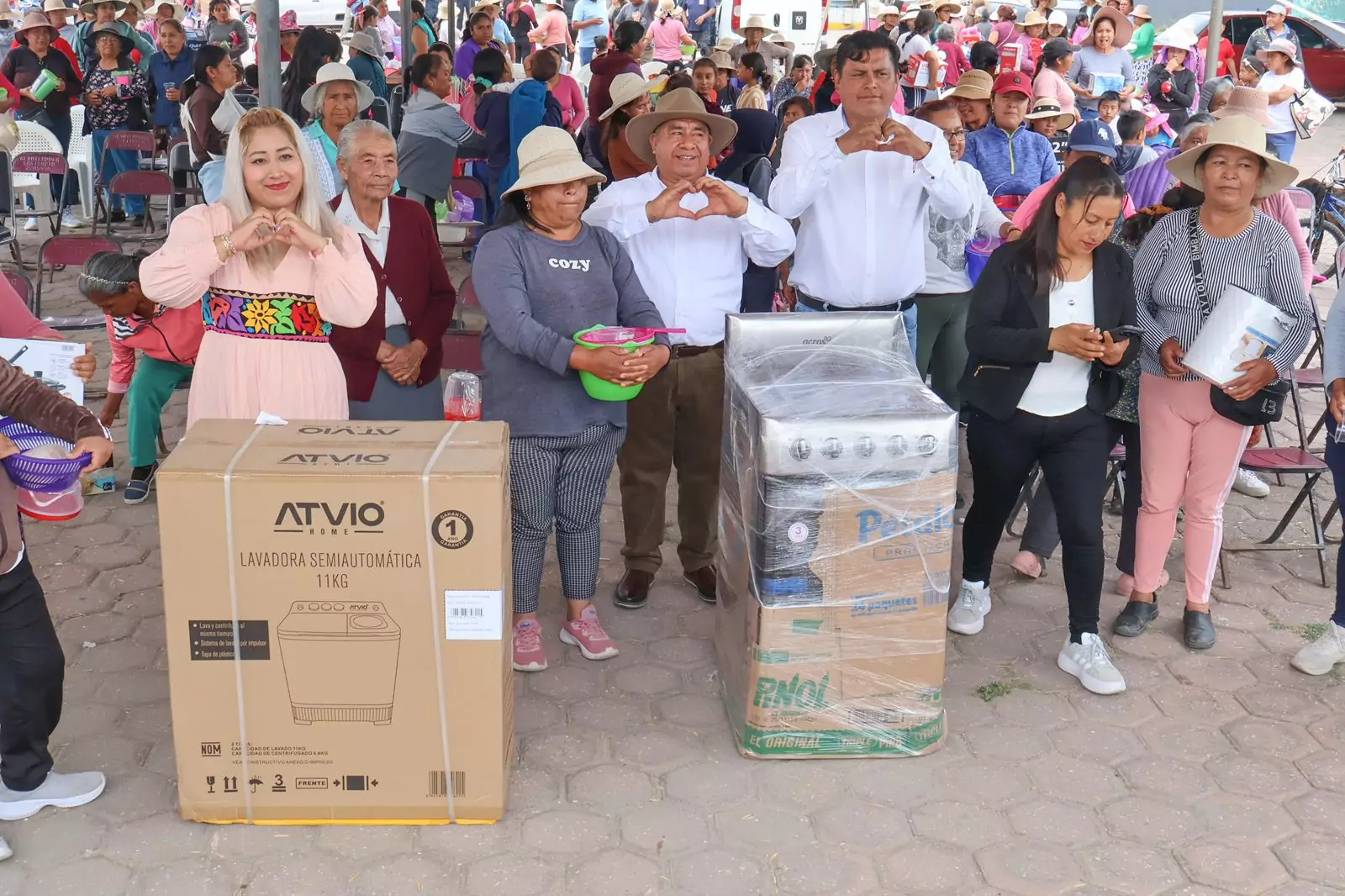 Severiano de la Rosa inicia festejos del día de las madres recorriendo el municipio de Amozoc