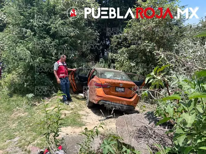 Accidente en la Virreyes-Teziutlán: auto con estudiantes del CBTIS 44 termina fuera de la carretera