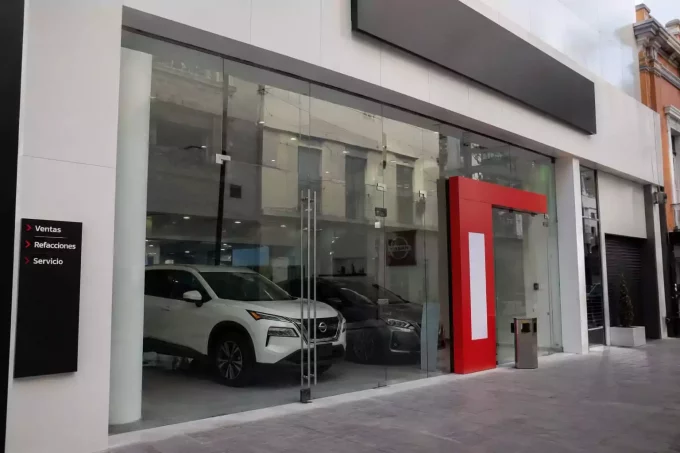 ¡Extorsionadores roban 376 mp en agencia automotriz en Puebla; guardia abrió la puerta al ladrón!