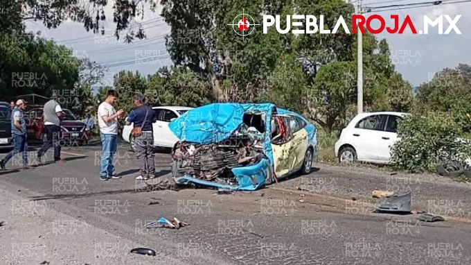 Taxista muere prensado tras brutal choque contra camión de volteo en Acajete