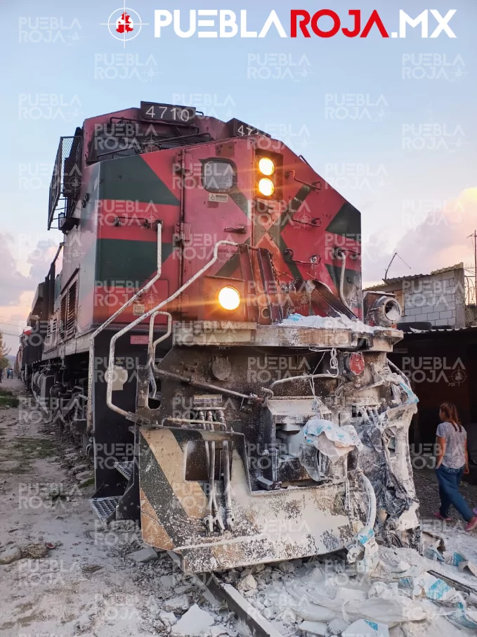 Tren embiste tráiler cargado con material de construcción en Amozoc