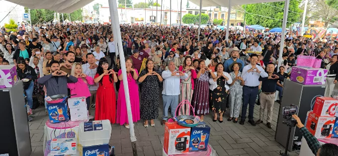 El presidente municipal de Amozoc Severiano de la Rosa Romero festejó el día de las madres