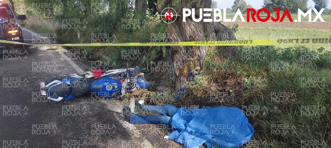 Joven campesino muere al salir del camino en su motocicleta en Tepeaca
