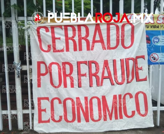 Padres de familia cierran bachillerato en Pahuatlán por presunto fraude de 100 mil pesos