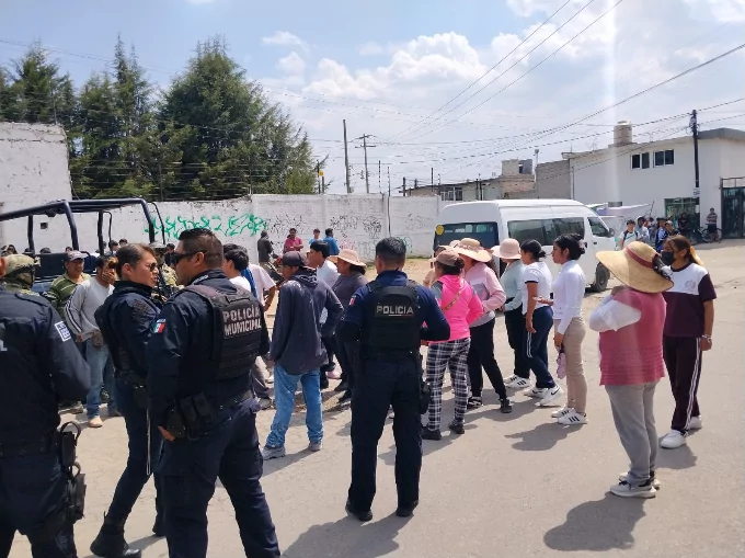 Gobierno de Amozoc reprueba violencia a fuera de una escuela