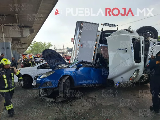Camión aplastó vehículos en la México-Puebla; de milagro no hubo muertos