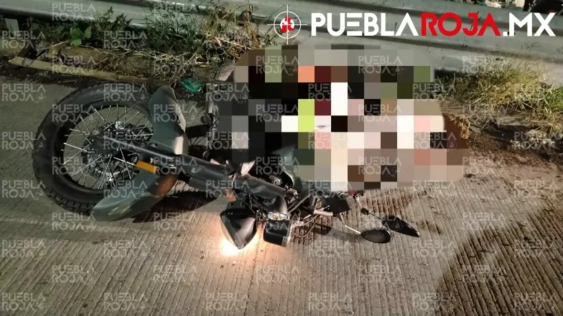 Pareja de motociclistas caen del Periférico a la Recta a Cholula y mueren